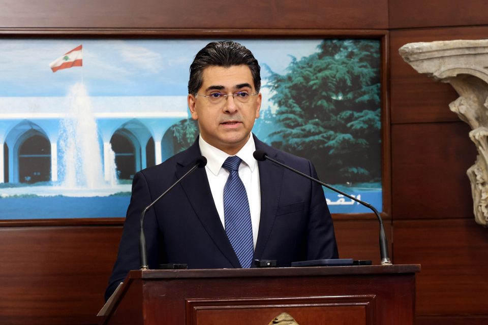 مجلس الوزراء طلب من الجيش والقوى الأمنية المباشرة فوراً بتعزيز بسط سيطرة الدولة الكاملة على محافظة بيروت وحصر السلاح فيها بالقوى الشرعية وحدها